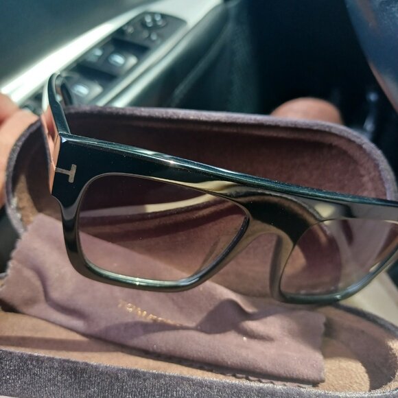 ($500 discounted) TOM FORD (with reciept) RARE Like New Shades - Picture 3 of 9